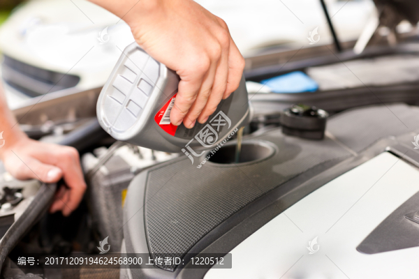 男人正在他的車中加油