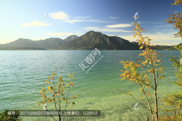 在Walchensee岸邊