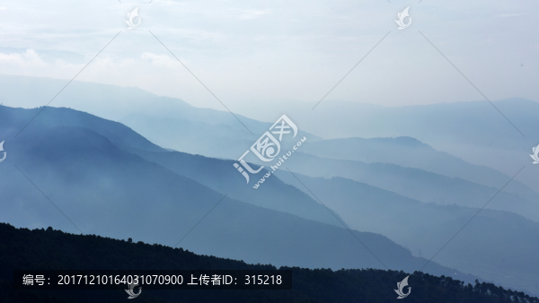 山脈云霧