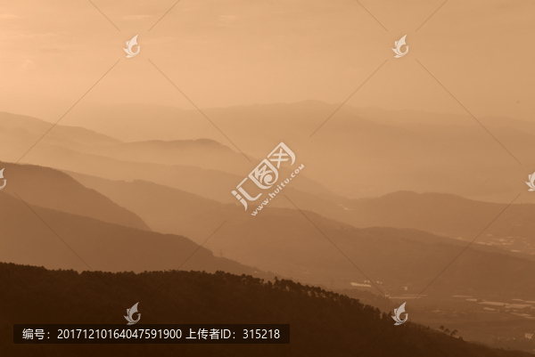 山巒云霧