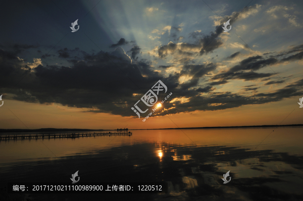在日落的steinhuder海