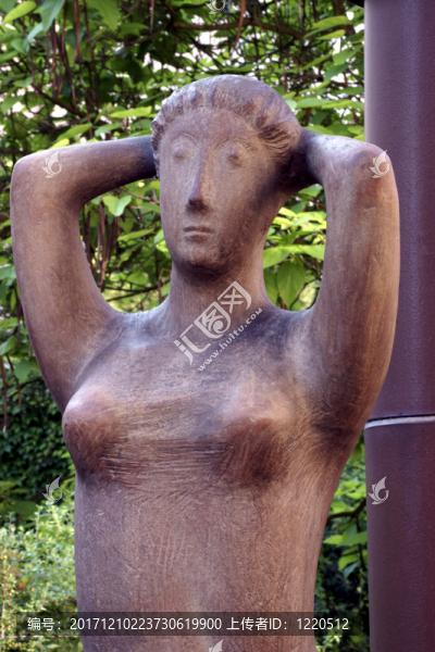 在波茨坦的女人雕塑