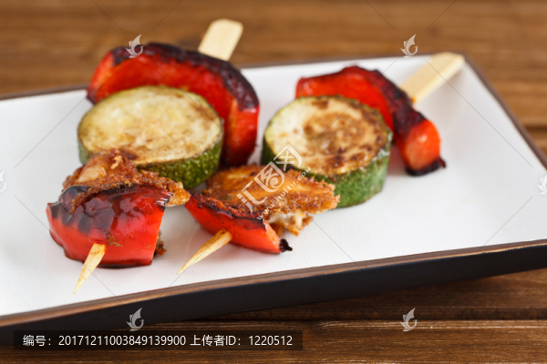 奶酪和蔬菜烤羊肉串