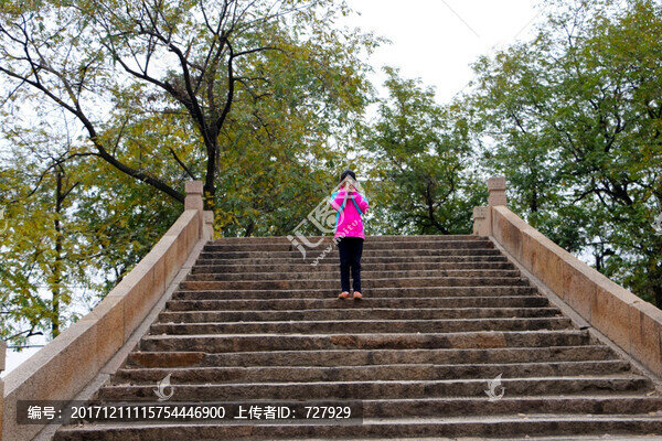 站在橋上玩手機(jī)的女孩