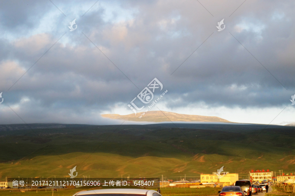 落日余暉中的草原,遠(yuǎn)山