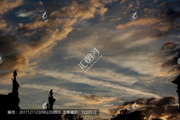 天空與雕像，日落與云彩