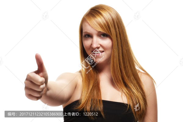 顯示贊許的年輕紅發(fā)婦女