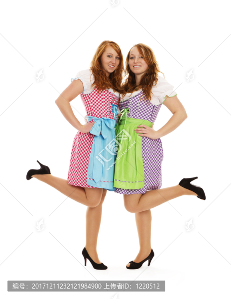 兩個(gè)站立紅發(fā)婦女在少女裝-匯圖網(wǎng) www.fosd68.com 兩個(gè)站立紅發(fā)婦女在少女裝