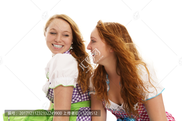 在看彼此的少女裝的兩名婦女