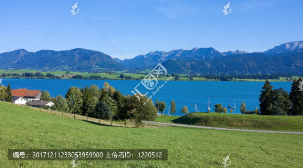 草地，湖泊和山脈