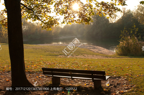公園的長(zhǎng)椅上
