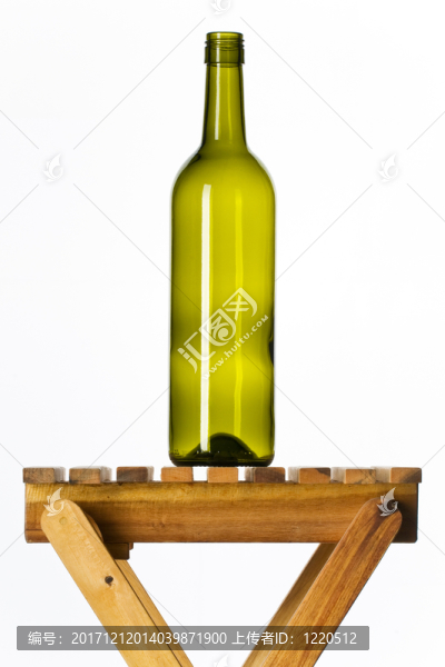 在木頭的酒瓶