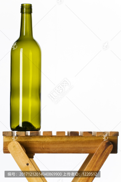 在木頭的酒瓶