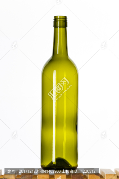 在木頭的酒瓶