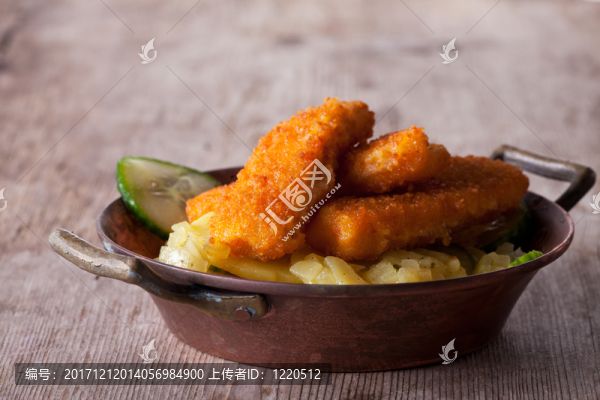 魚的手指與土豆沙拉