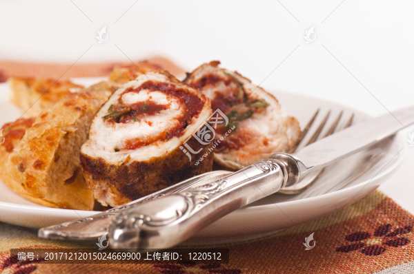 炸肉排在瓷盤上的作用與白面包