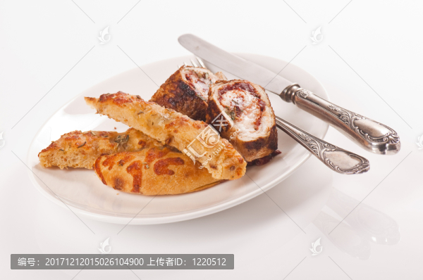 炸肉排卷在瓷盤上用白面包
