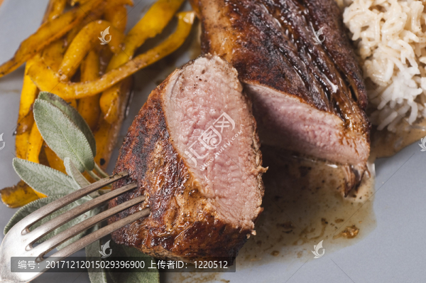 在灰色盤子的烤豬肉