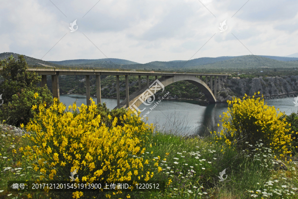 西伯尼克，克爾卡的海濱公路大橋
