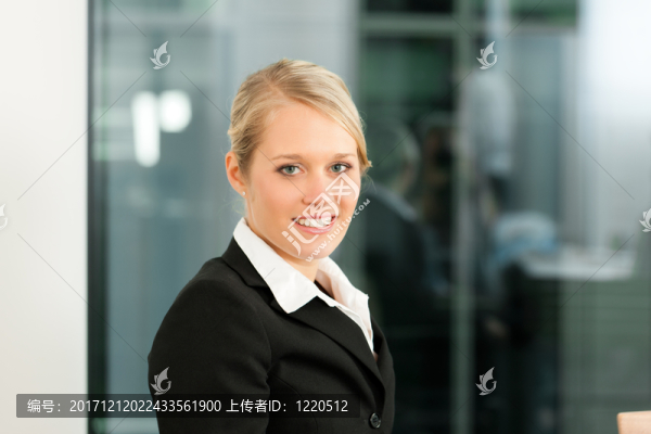 年輕女商人在她的辦公室