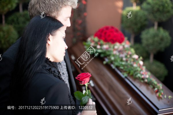 與棺材葬禮的人