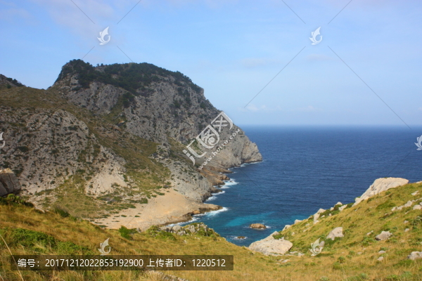 多巖石的海岸