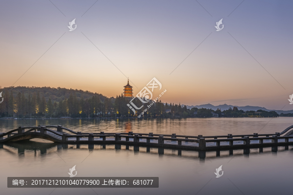 杭州西湖雷峰塔夜景風(fēng)光