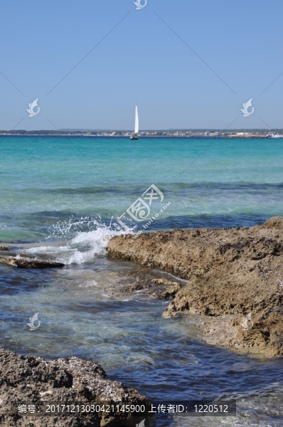 在海上的帆船