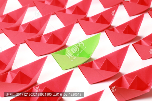 五顏六色的紙船