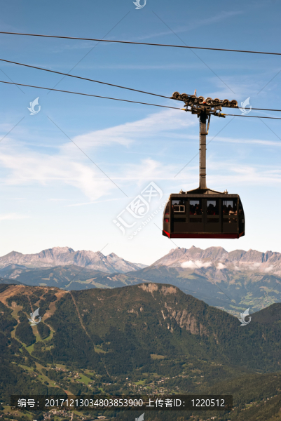 在山風(fēng)景前面的纜車