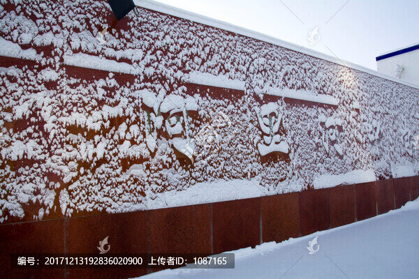 墻面積雪