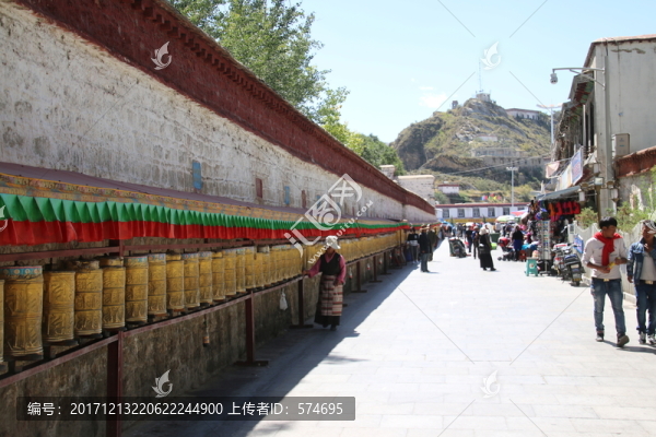 轉(zhuǎn)經(jīng)筒與藏民