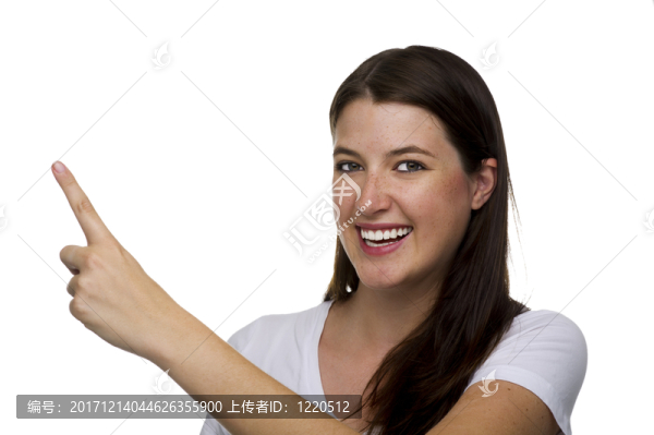 指向一張海報的女人