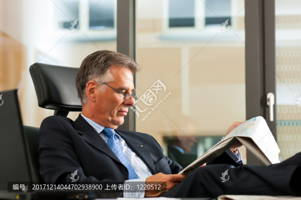 老板在他的辦公室閱讀報紙