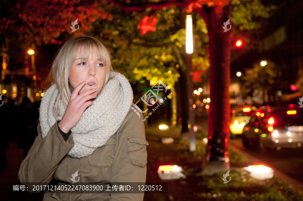年輕女子抽著香煙