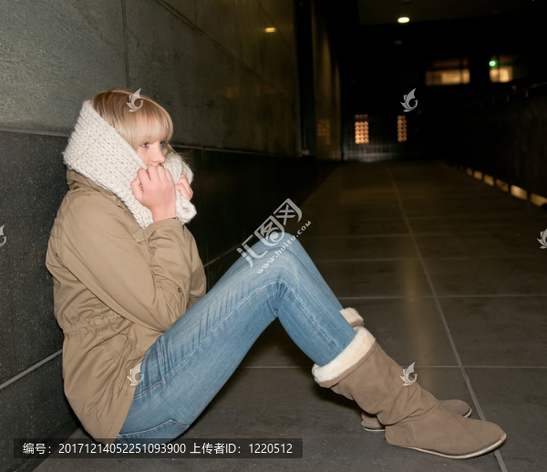 傷心的年輕女子坐在路上