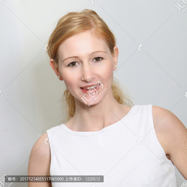 年輕女子微笑著