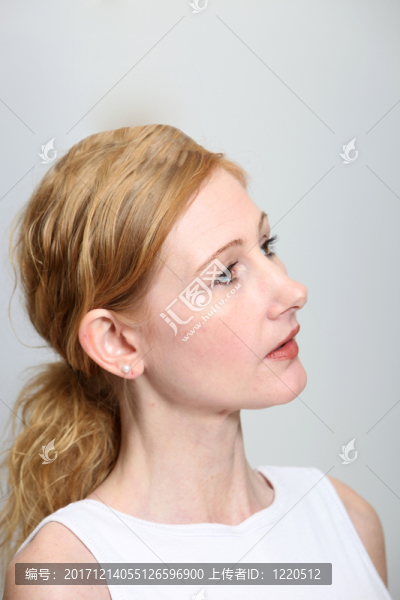年輕女子向右看