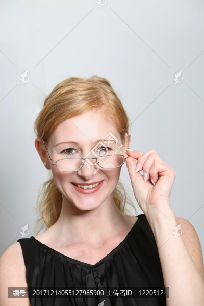 看著他的眼鏡笑的年輕女子