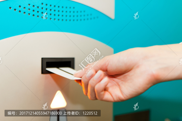 手將現(xiàn)金機器中的停車票推入