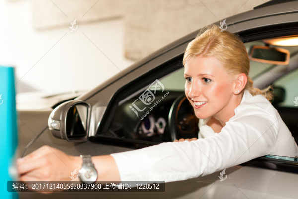 妻子趕出車庫(kù)