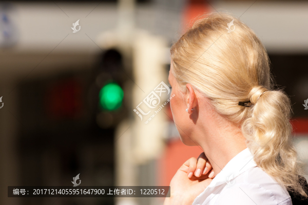 女人站在綠色的交通燈