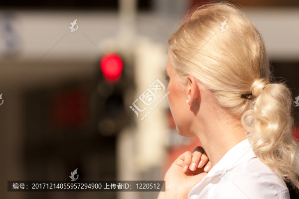 站在紅色交通燈的女人