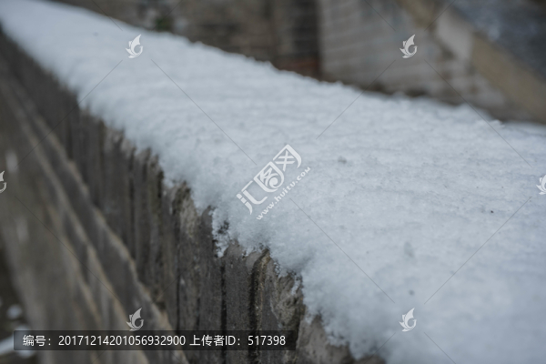 磚墻落雪