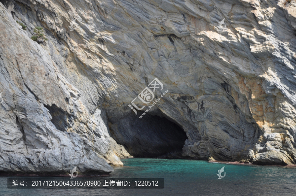 洞穴在馬略卡島的西南海岸