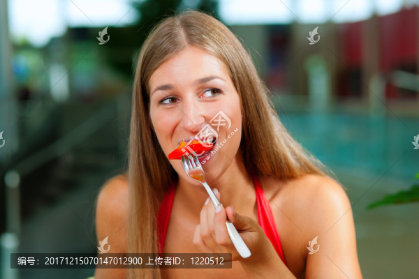 食物在游泳池的餐廳