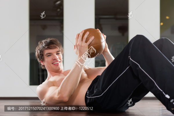與藥球在健身房鍛煉的人