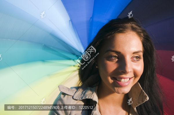 在傘下微笑