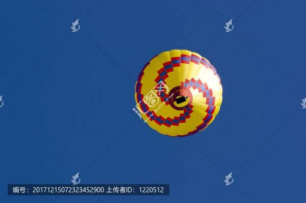 熱空氣氣球反對(duì)藍(lán)天