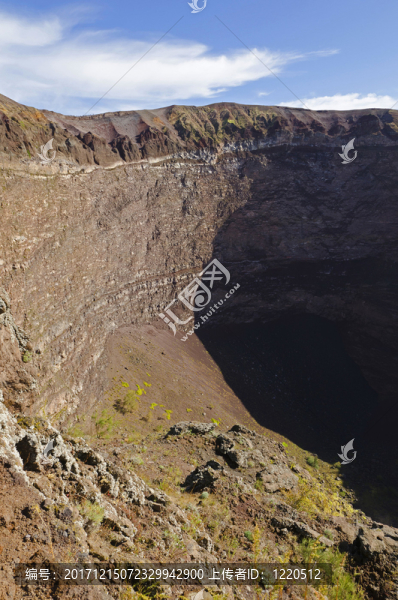 在那不勒斯附近的vesus火山火山口外緣